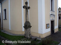 Kříž u kostela
