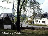 Pohled na kostel a zámek z obory 1